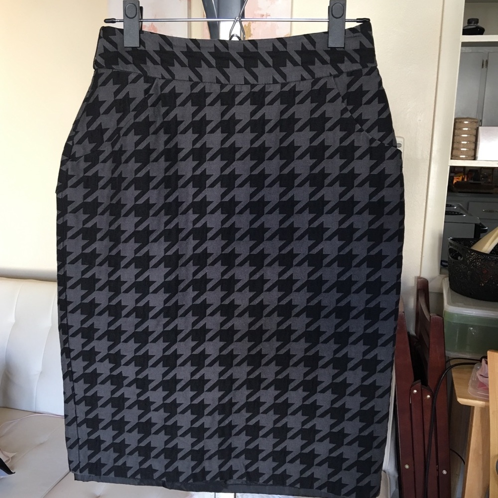 Gray and black houndstooth pencil skirt